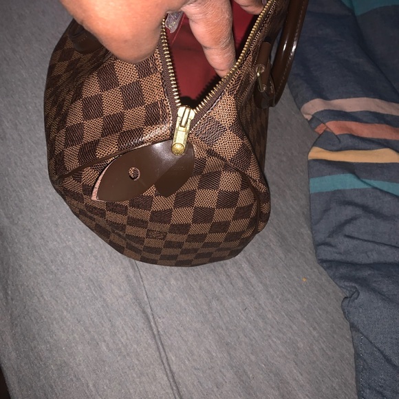 I am selling the Louis Vuitton bag i don’t wear it anymore. - Picture 2 of 4